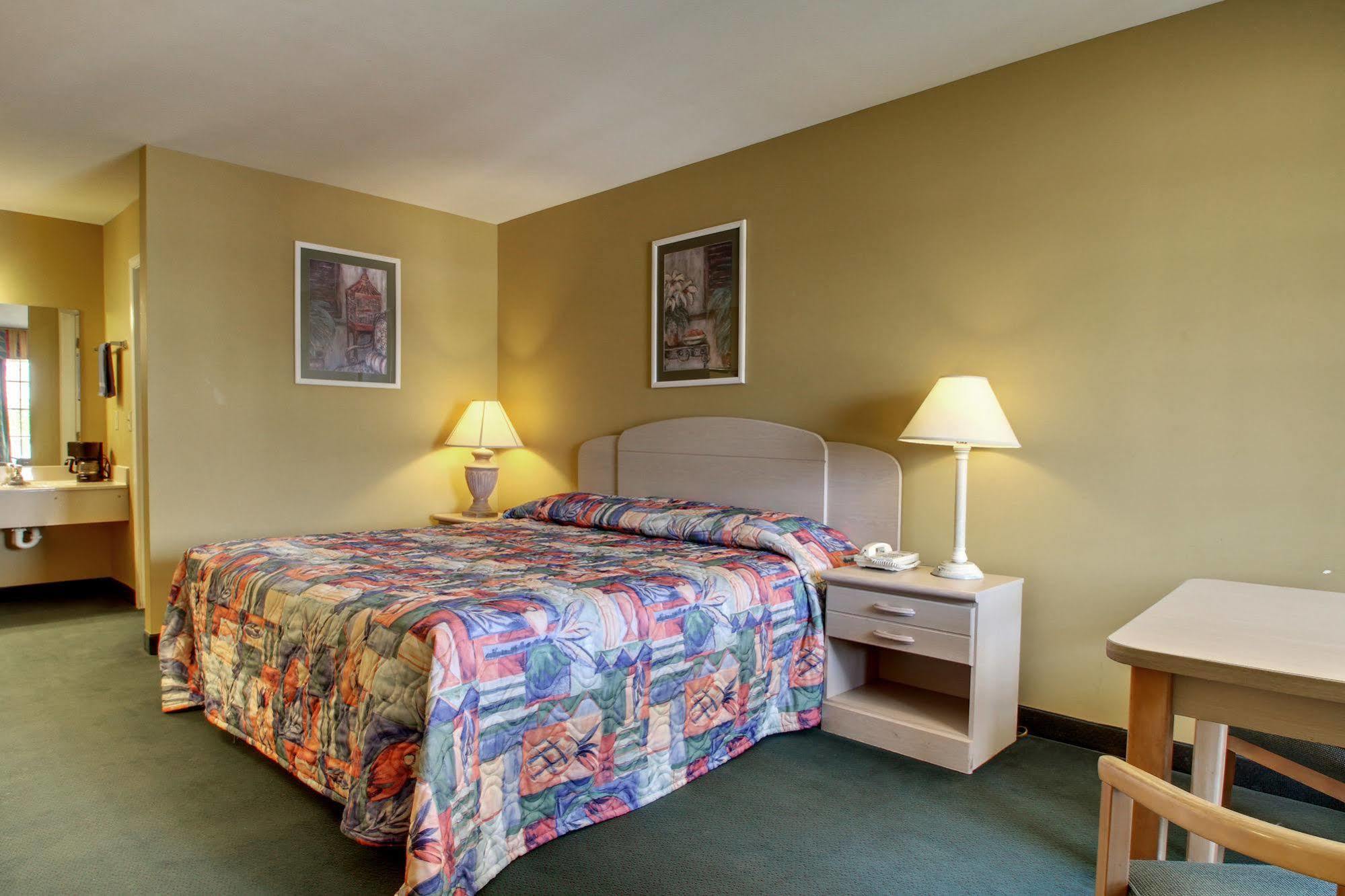 Key West Inn - Childersburg Экстерьер фото